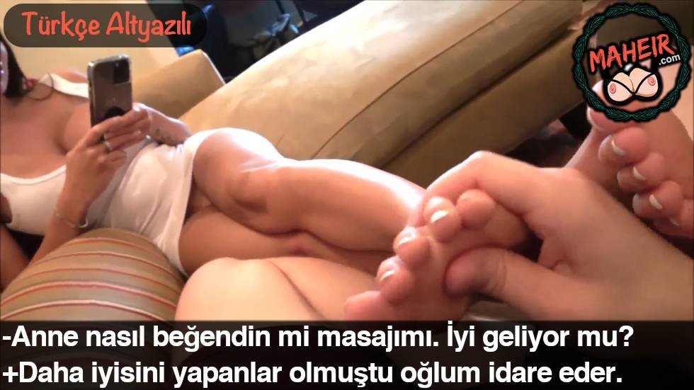 Şerefsiz Herif Annesine Masaj Yaparken Salakta Amına Bakıyor